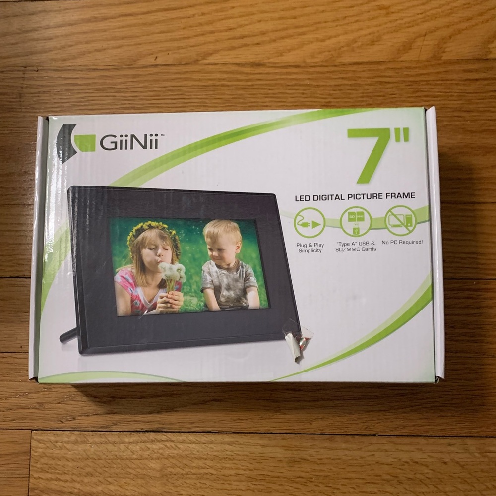 Giinii 7" LED Digital Picture Frame, plug n play, NEW in box w accessories